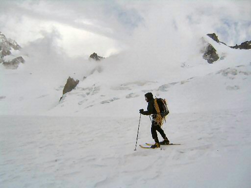 Goulotte Lafaille (23).jpg - Stph teste la descente en skis d'approche, pas facile...
